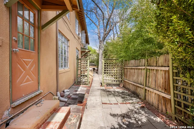 111 GRANDVIEW PL Alamo Heights, TX 78209