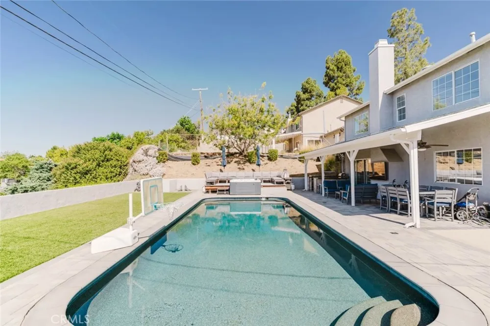 13853 Tucker Avenue Sylmar, CA 91342