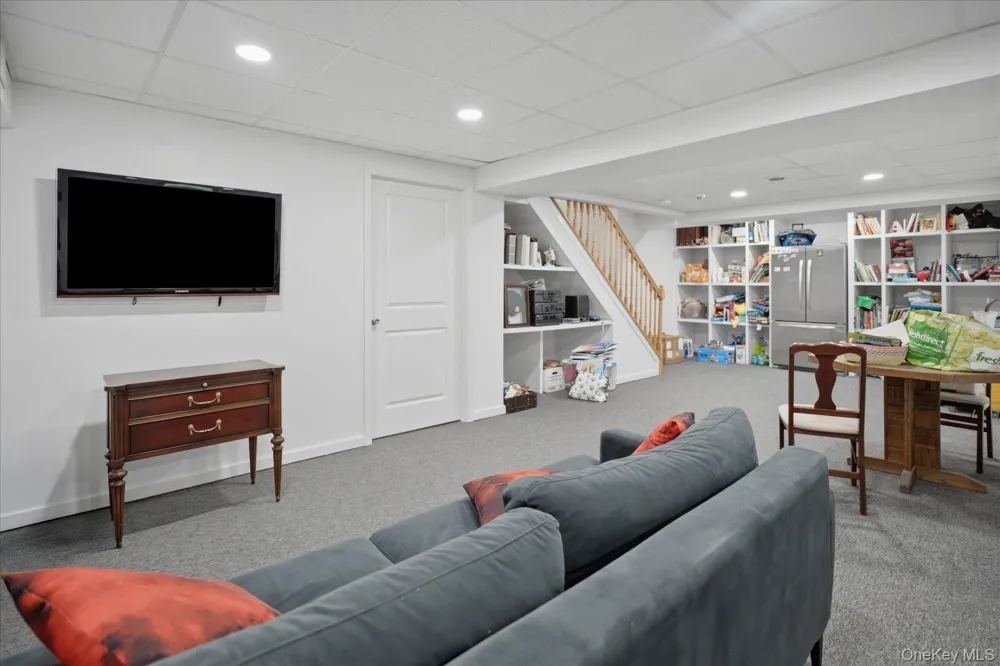 90 Lakeside Lane Westhampton, NY 11977