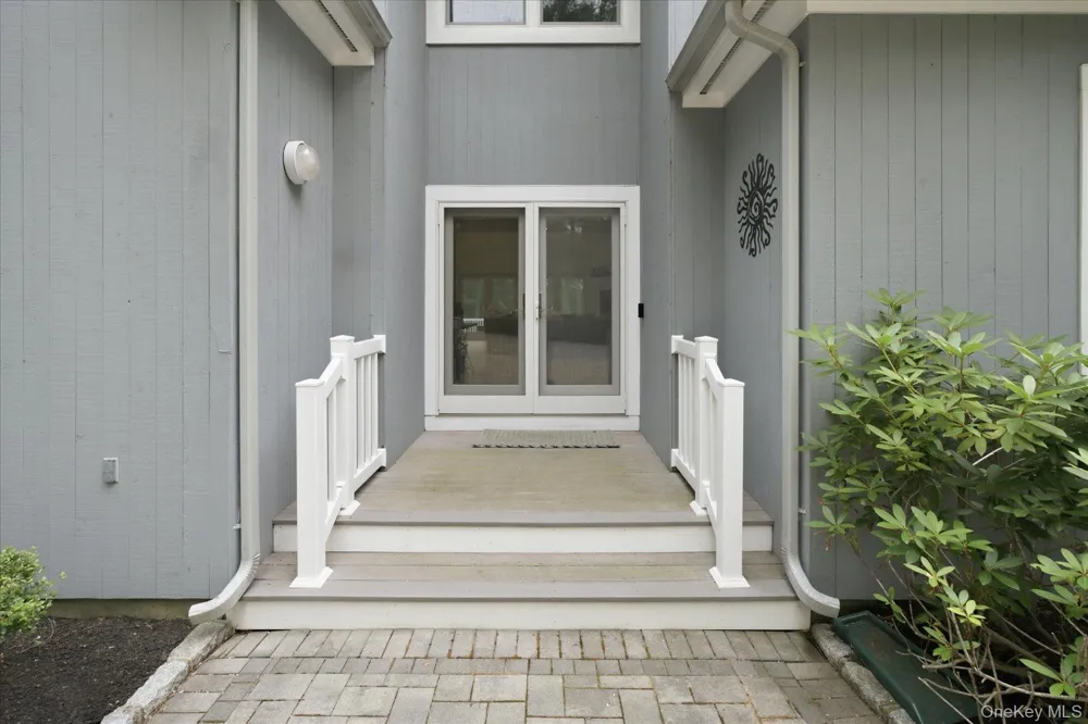 90 Lakeside Lane Westhampton, NY 11977