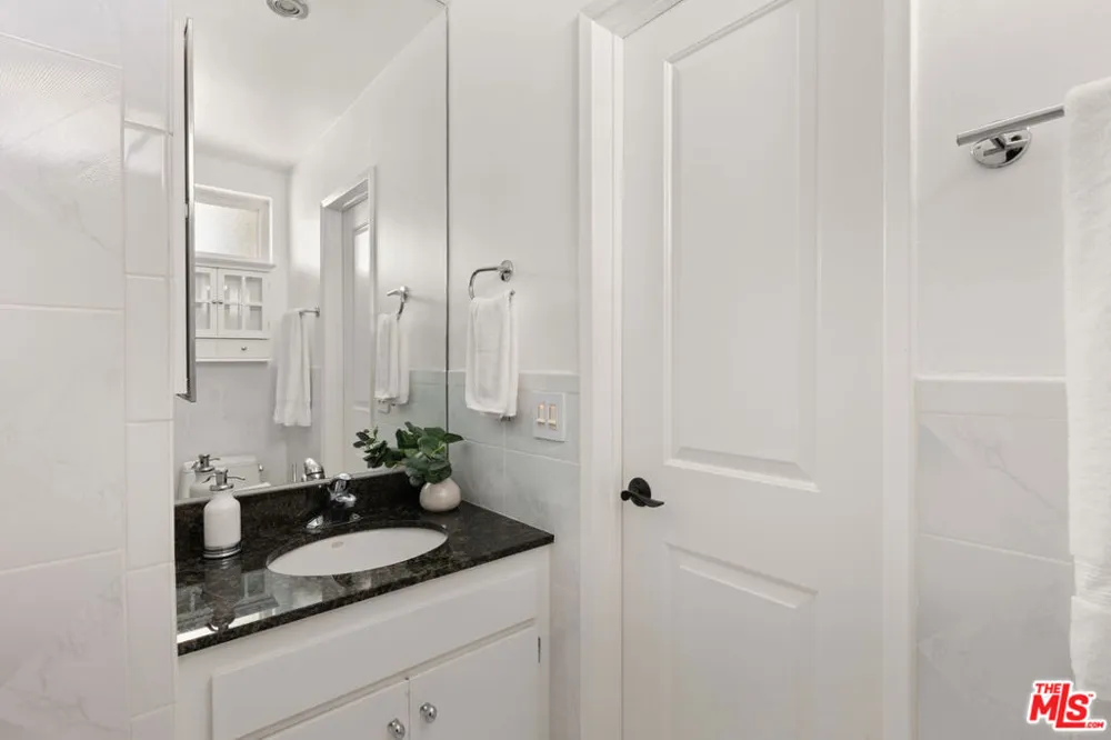 1127 9th Street #103 Santa Monica, CA 90403