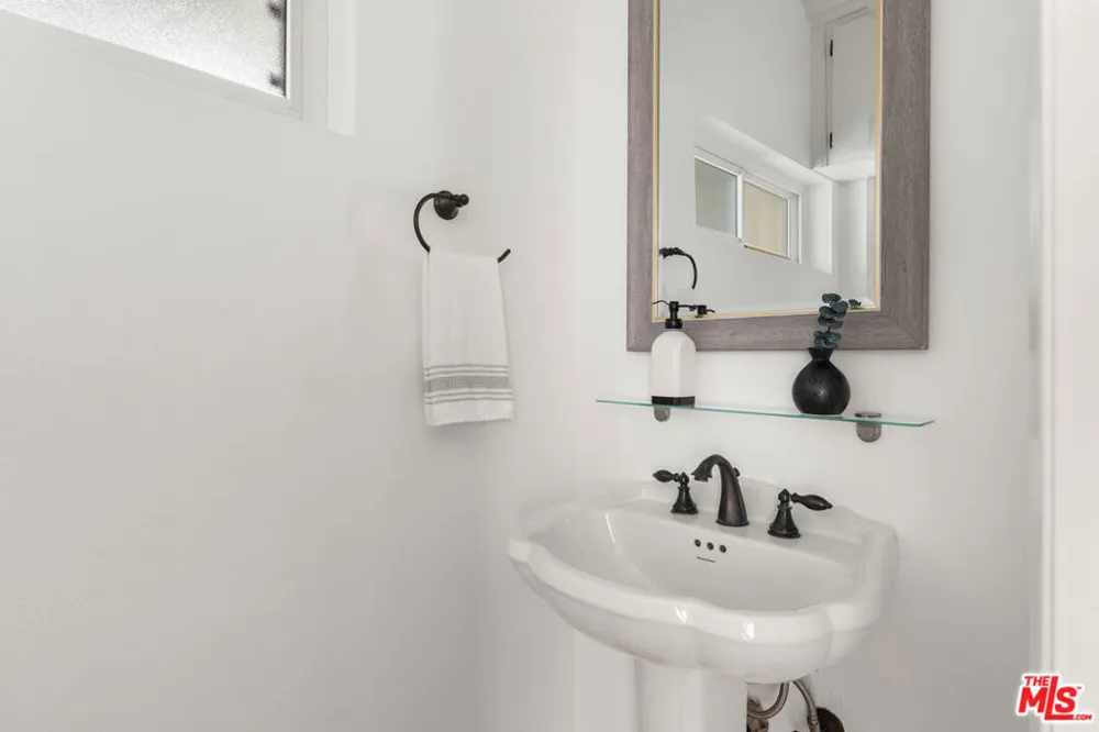 1127 9th Street #103 Santa Monica, CA 90403