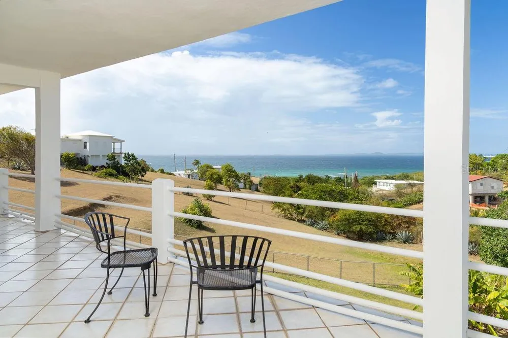 759B COM. VILLA BORINQUEN Vieques, PR 00765