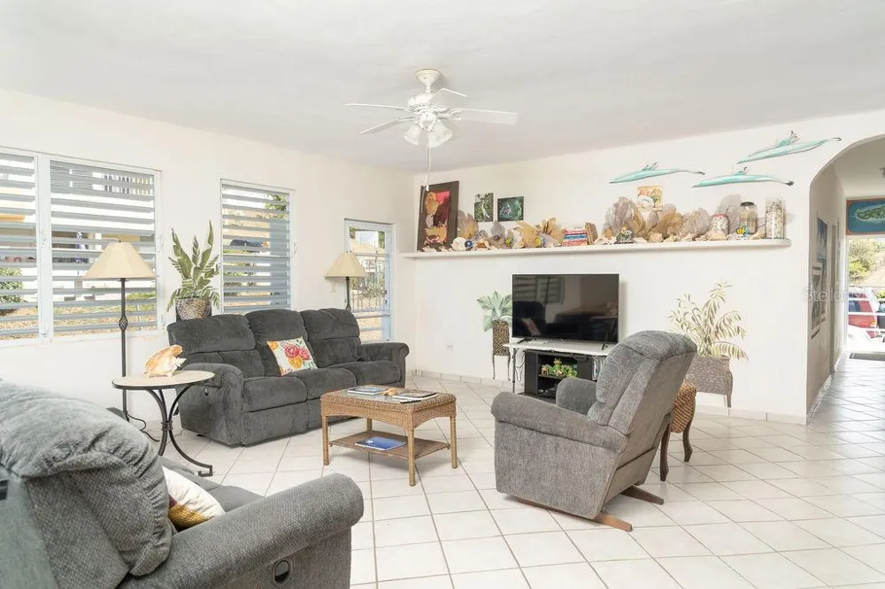 759B COM. VILLA BORINQUEN Vieques, PR 00765