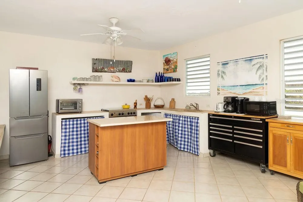 759B COM. VILLA BORINQUEN Vieques, PR 00765