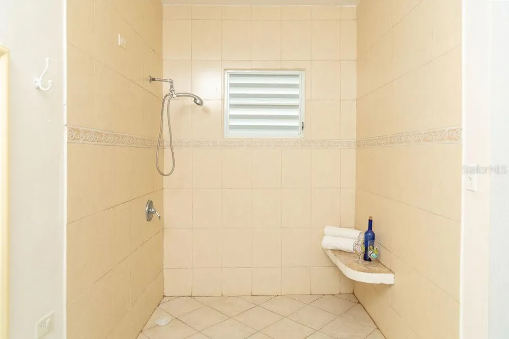 759B COM. VILLA BORINQUEN Vieques, PR 00765