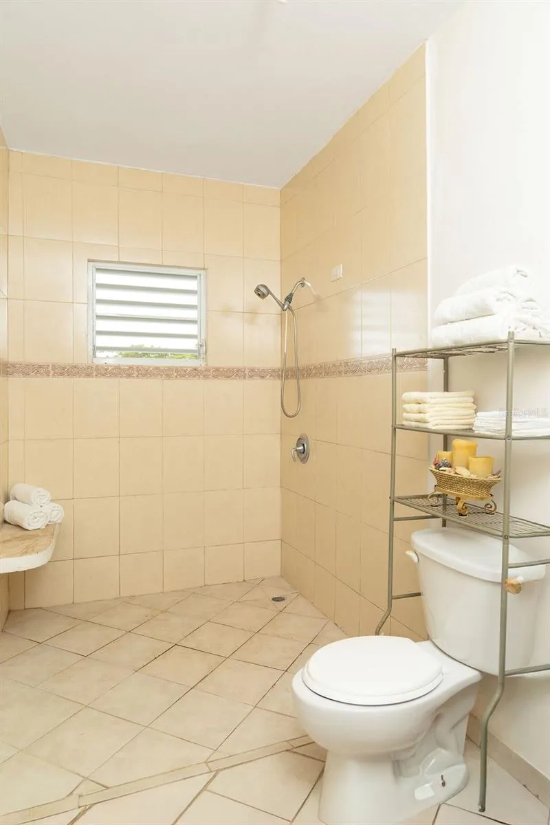 759B COM. VILLA BORINQUEN Vieques, PR 00765