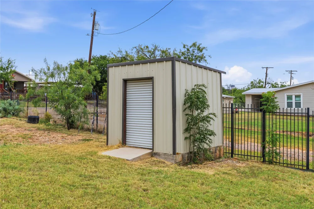 908 W 2nd Street Coleman, TX 76834