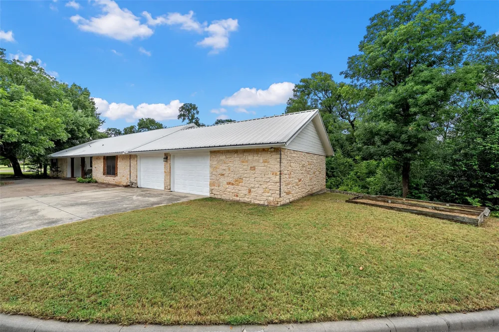 401 Avenue V Clifton, TX 76634