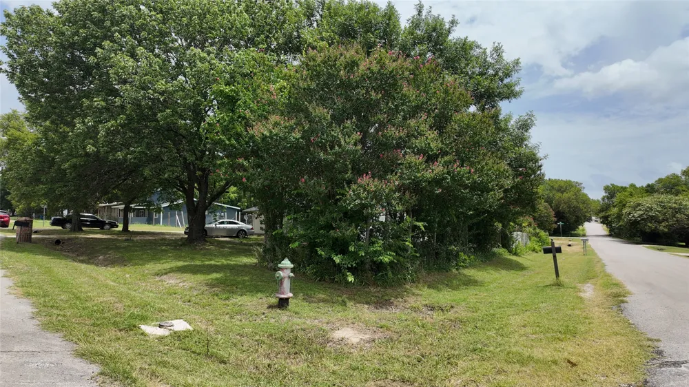 327 S Overlook Drive Red Oak, TX 75154