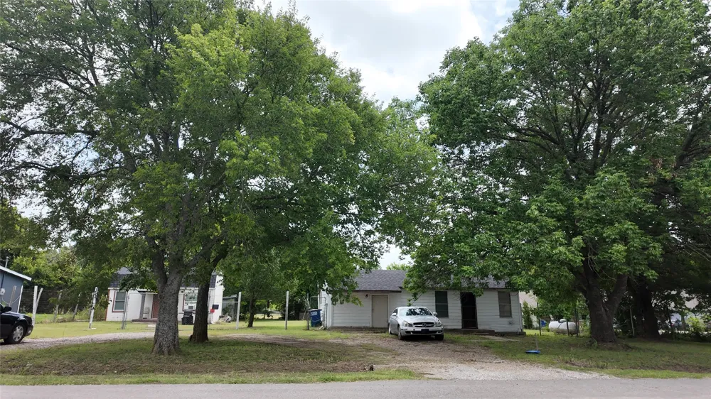 327 S Overlook Drive Red Oak, TX 75154