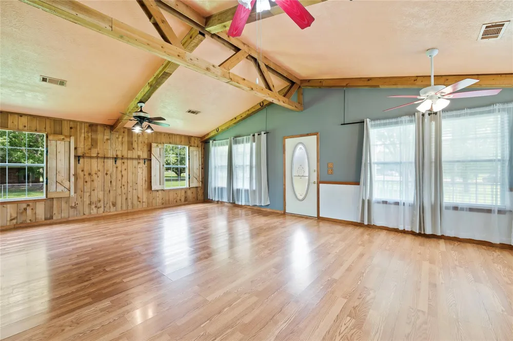 5710 County Road 166 Alvin, TX 77511