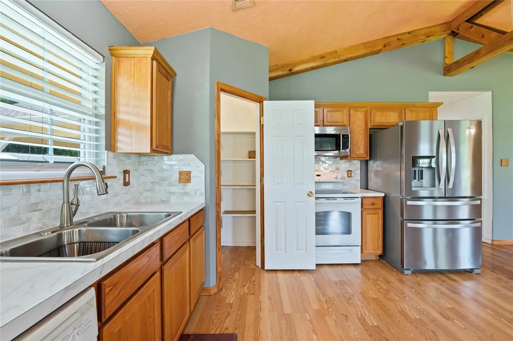 5710 County Road 166 Alvin, TX 77511