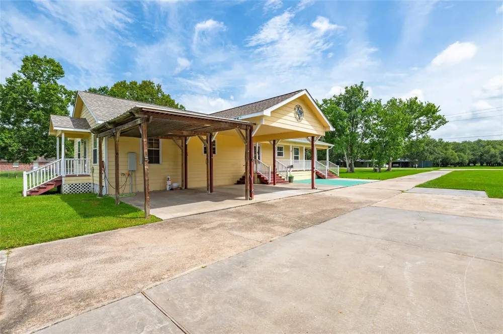 5710 County Road 166 Alvin, TX 77511
