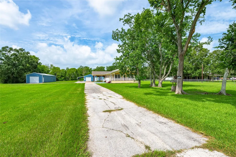 5710 County Road 166 Alvin, TX 77511