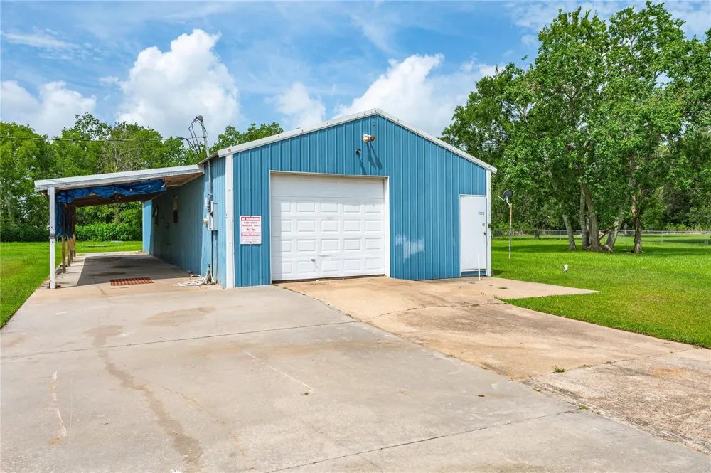 5710 County Road 166 Alvin, TX 77511