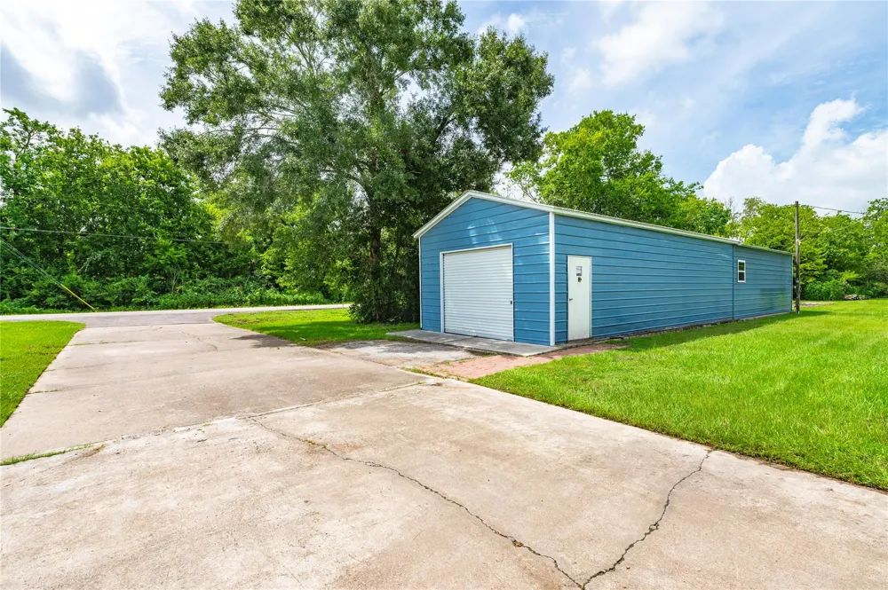 5710 County Road 166 Alvin, TX 77511