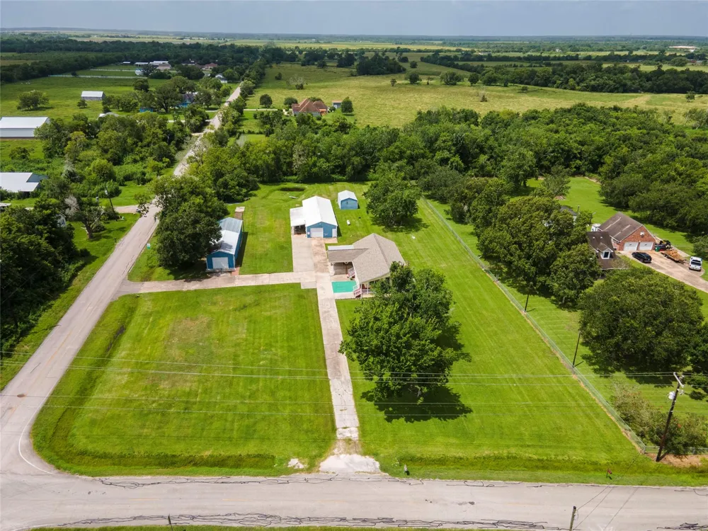 5710 County Road 166 Alvin, TX 77511
