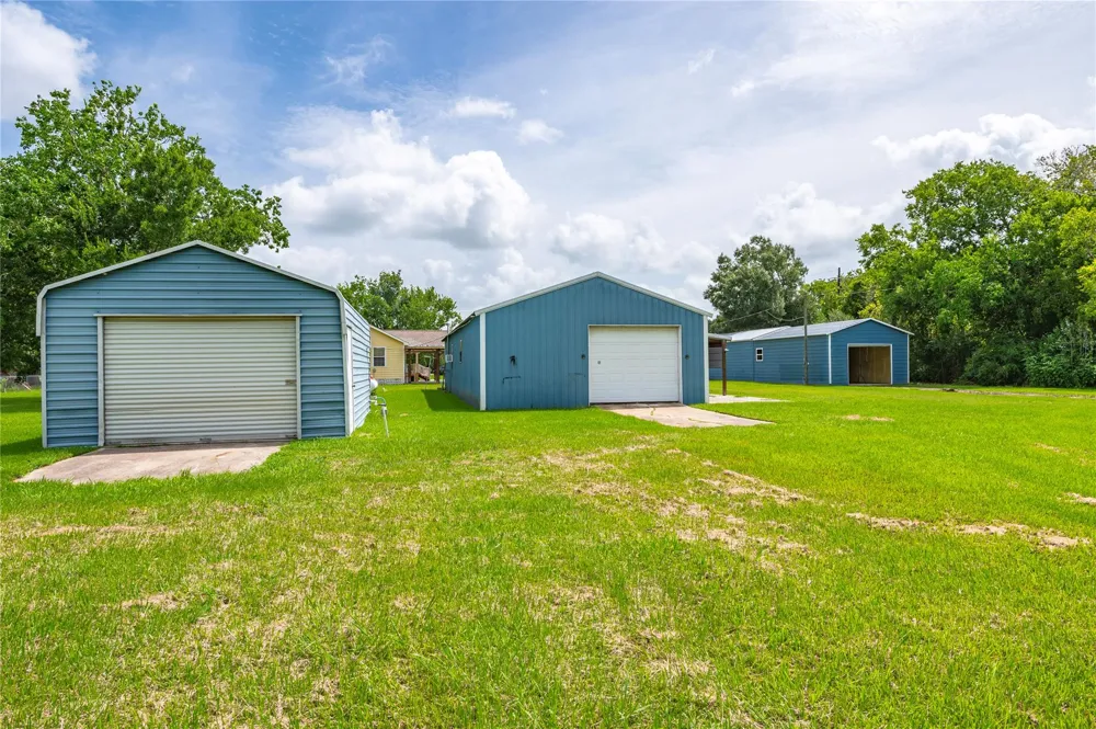 5710 County Road 166 Alvin, TX 77511