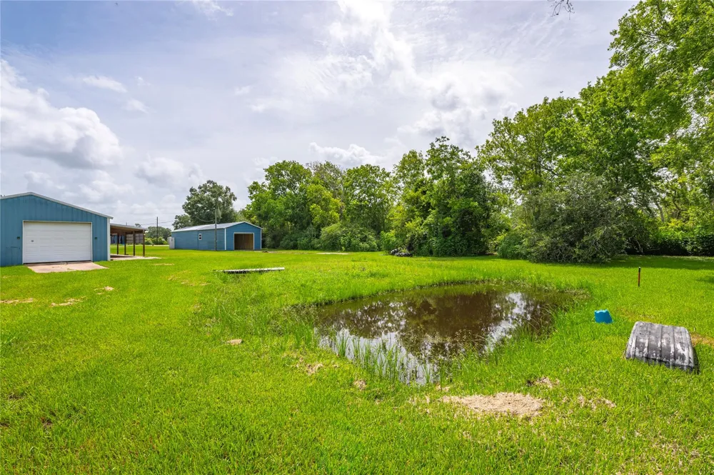 5710 County Road 166 Alvin, TX 77511