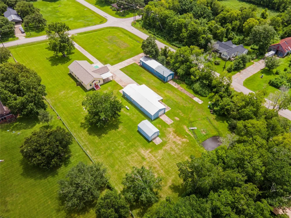 5710 County Road 166 Alvin, TX 77511