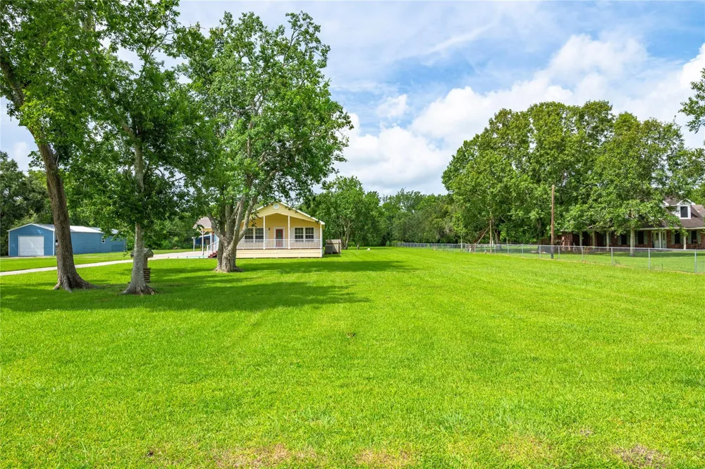 5710 County Road 166 Alvin, TX 77511
