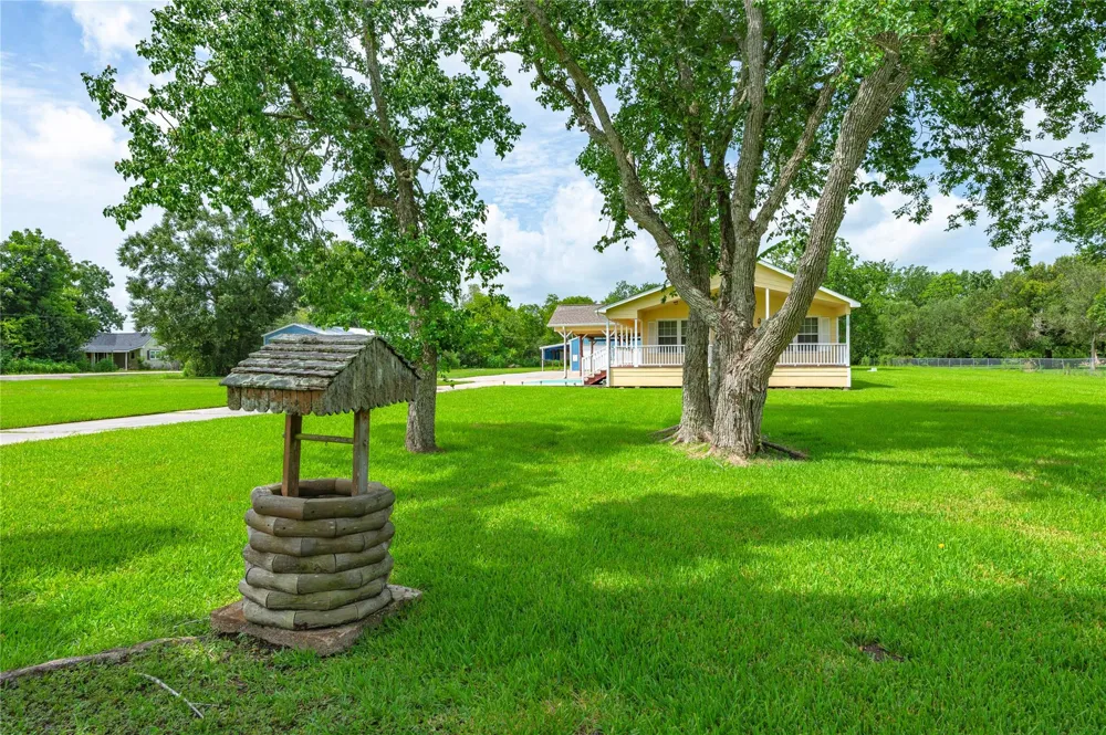 5710 County Road 166 Alvin, TX 77511