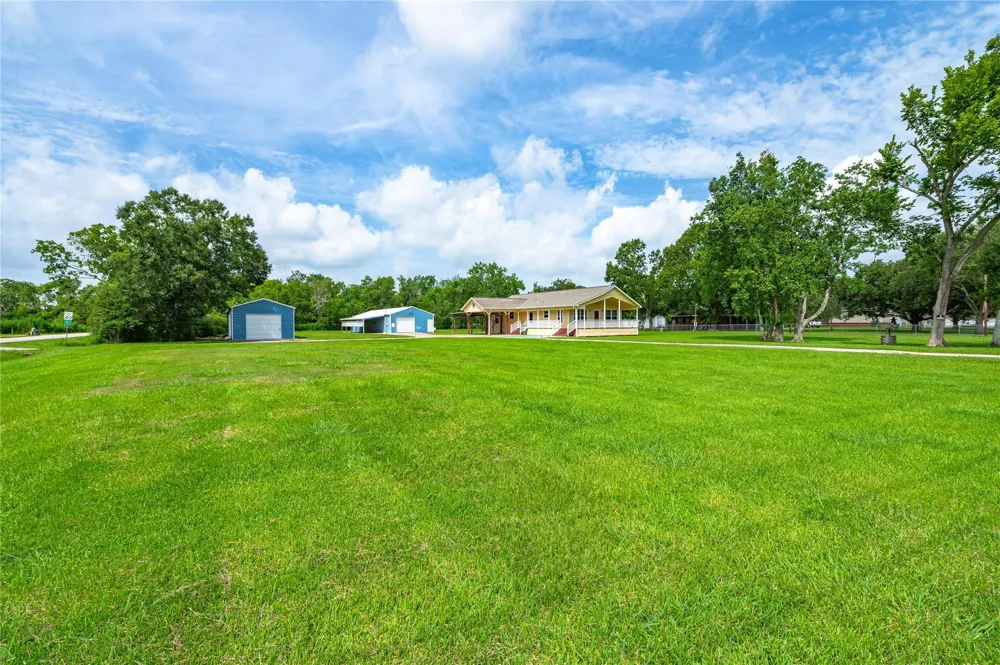 5710 County Road 166 Alvin, TX 77511