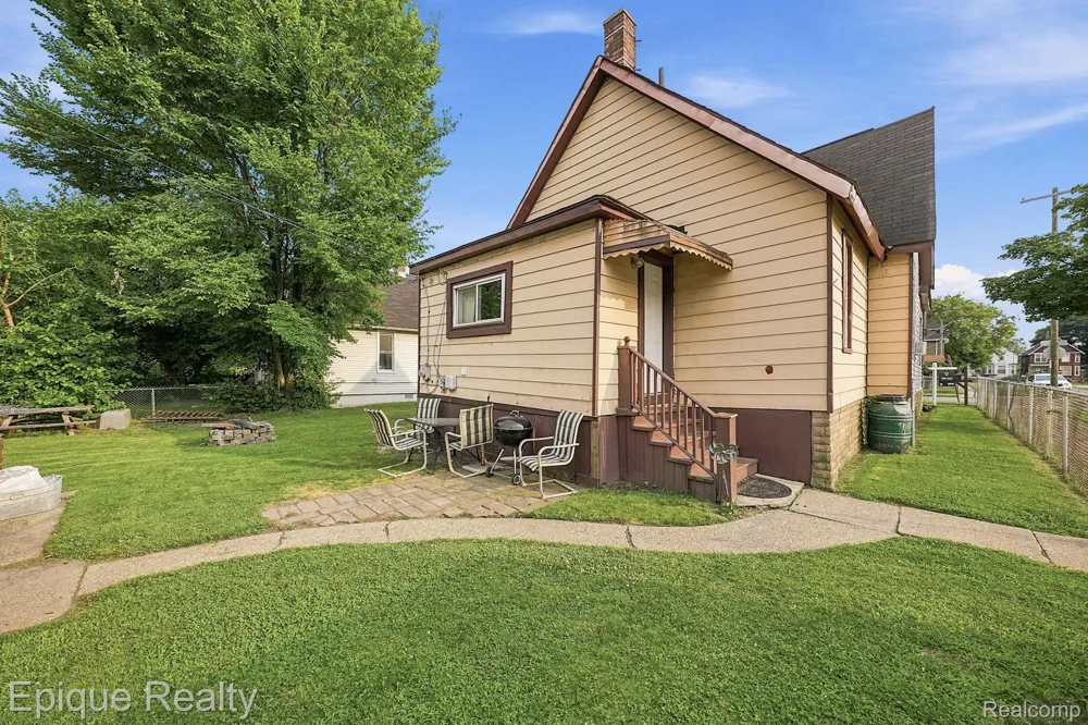 75 E Cicotte Street River Rouge City, MI 48218