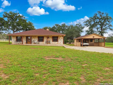 105 Whispering Oaks Dr