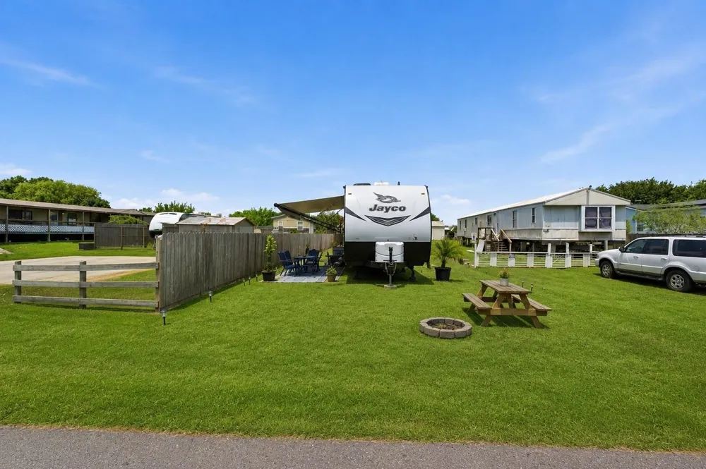 932 13th Street Dickinson, TX 77539