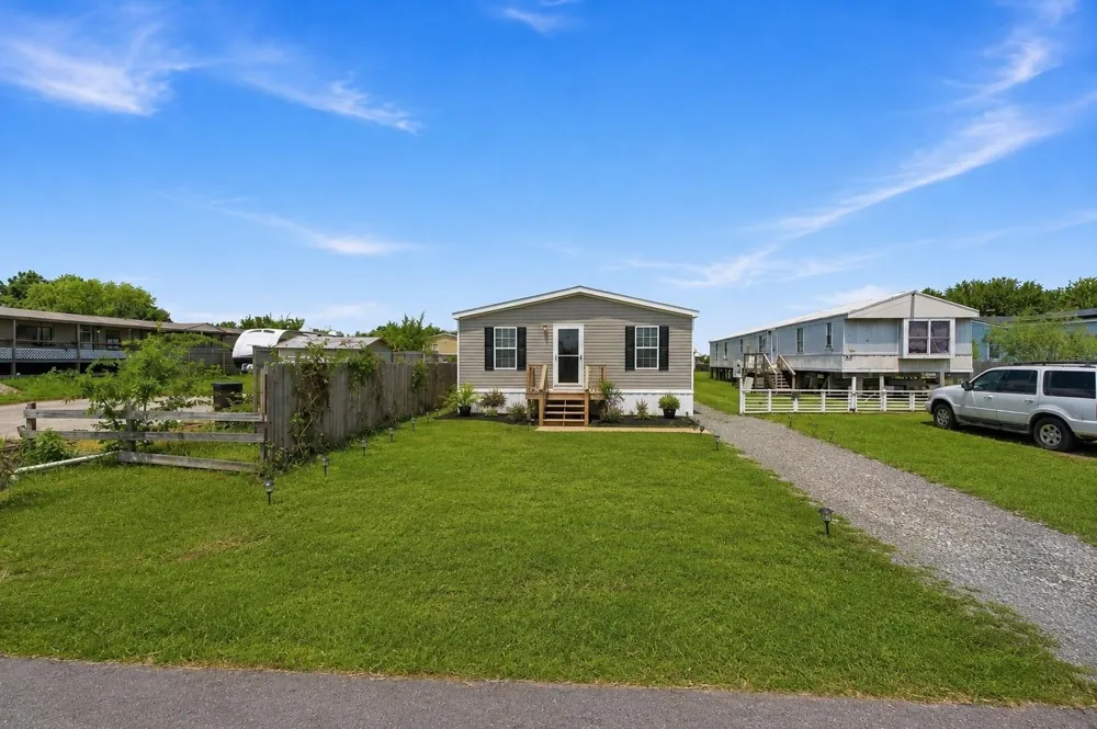 932 13th Street Dickinson, TX 77539