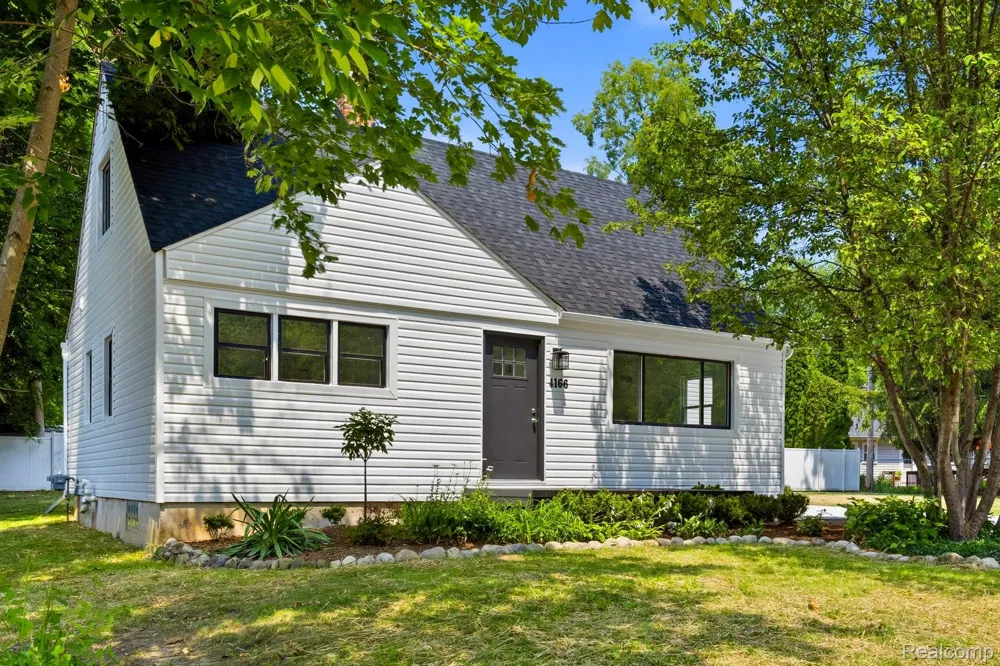 4166 Grayton Drive Waterford Charter Township, MI 48328