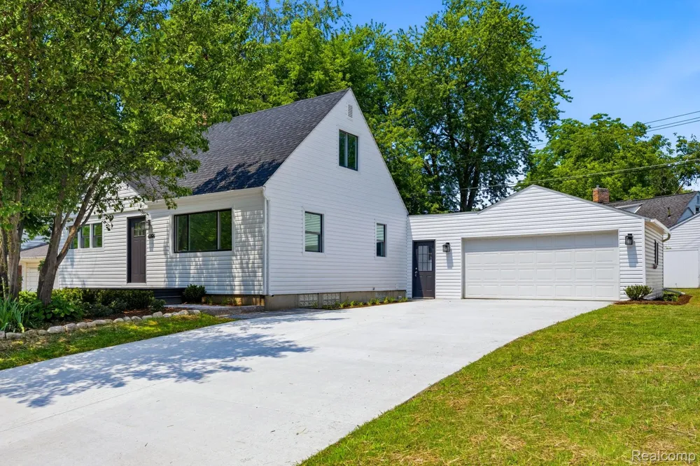 4166 Grayton Drive Waterford Charter Township, MI 48328