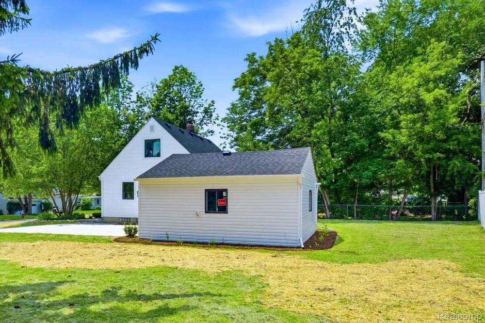 4166 Grayton Drive Waterford Charter Township, MI 48328
