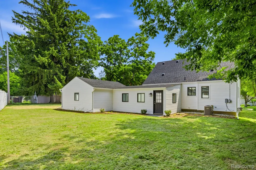 4166 Grayton Drive Waterford Charter Township, MI 48328