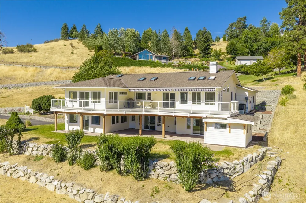 3035 Lakeshore Drive Manson, WA 98831