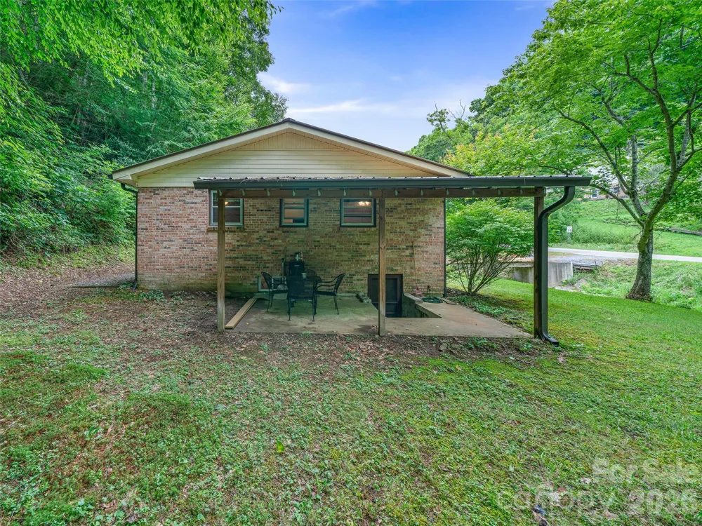 915 Little Creek Road Burnsville, NC 28714