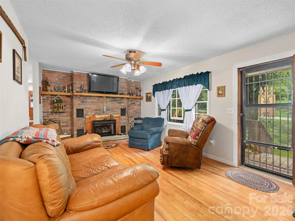 915 Little Creek Road Burnsville, NC 28714
