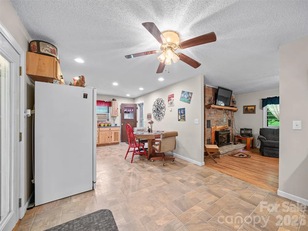 915 Little Creek Road Burnsville, NC 28714
