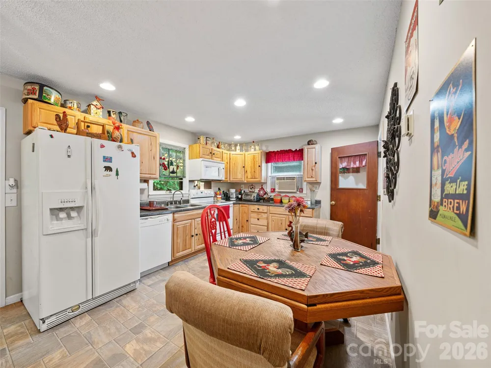 915 Little Creek Road Burnsville, NC 28714
