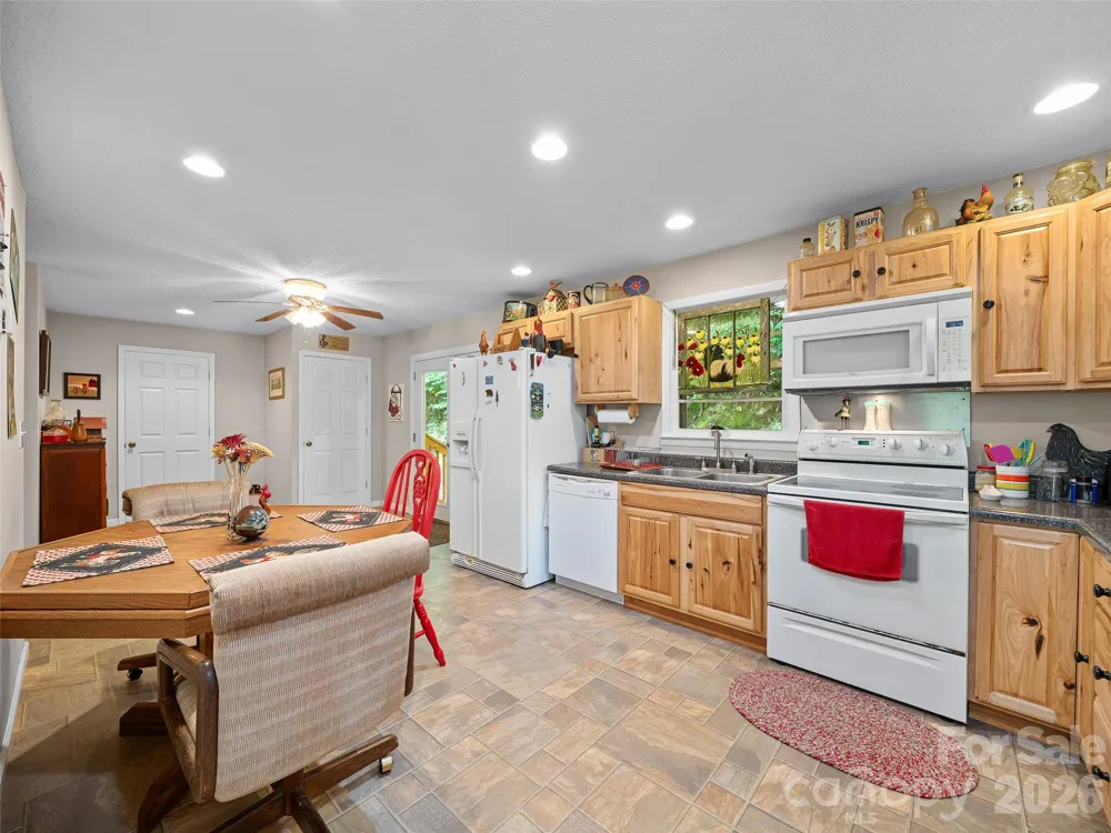 915 Little Creek Road Burnsville, NC 28714