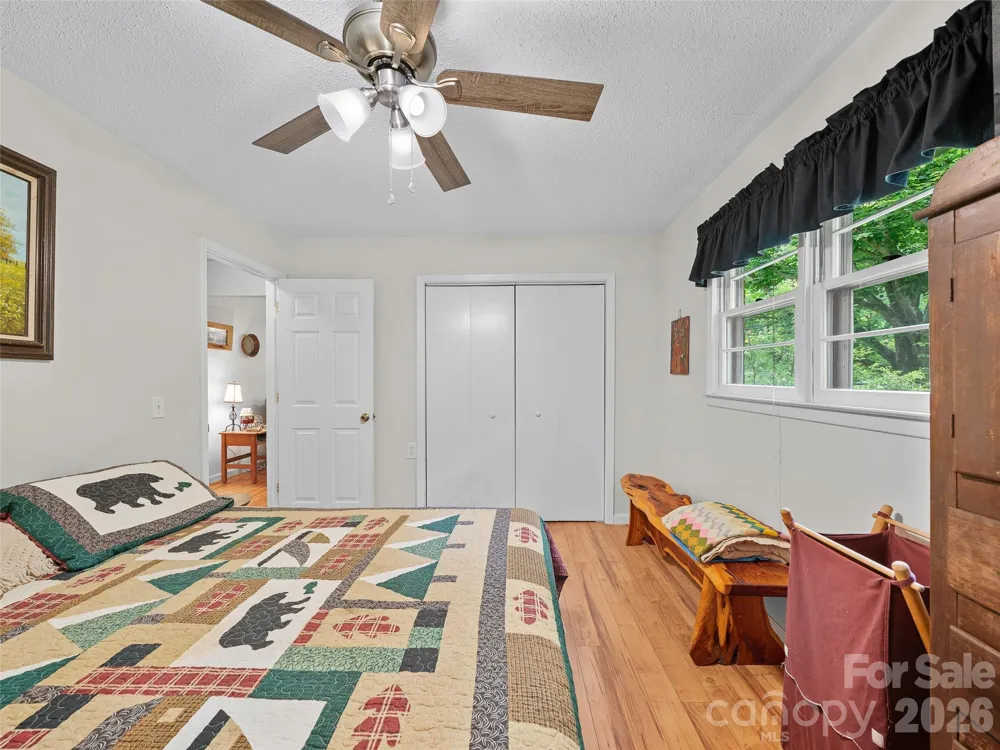 915 Little Creek Road Burnsville, NC 28714