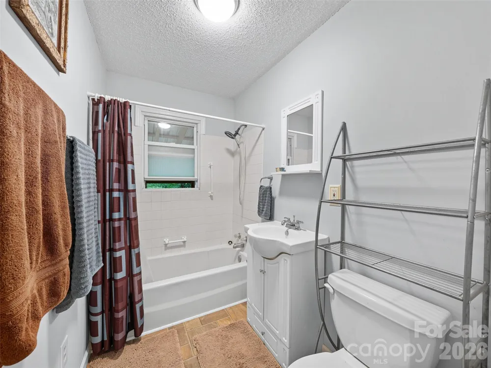 915 Little Creek Road Burnsville, NC 28714