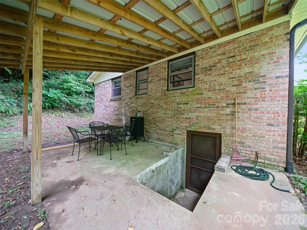 915 Little Creek Road Burnsville, NC 28714