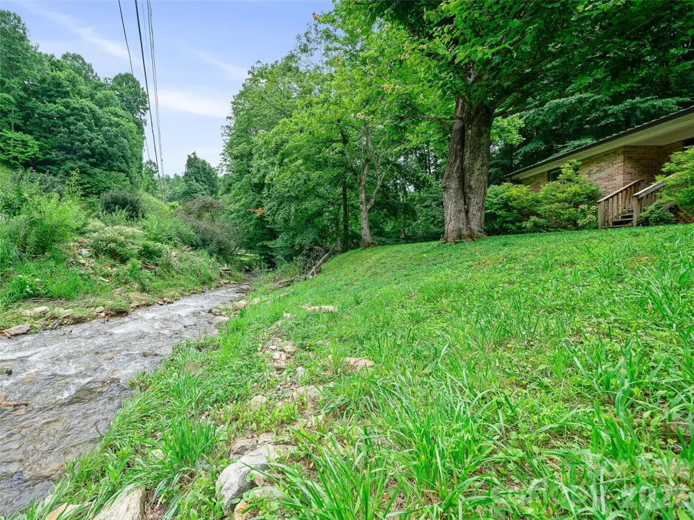 915 Little Creek Road Burnsville, NC 28714