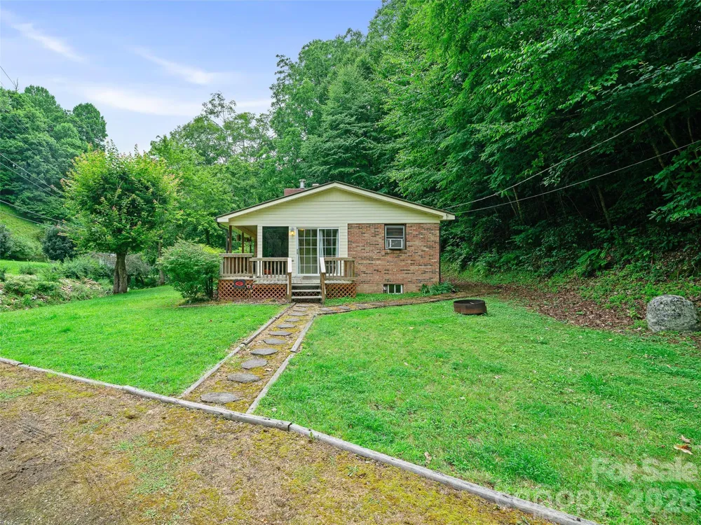915 Little Creek Road Burnsville, NC 28714