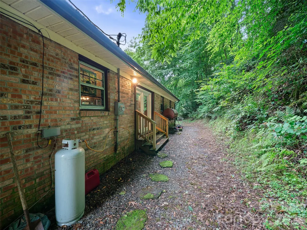 915 Little Creek Road Burnsville, NC 28714