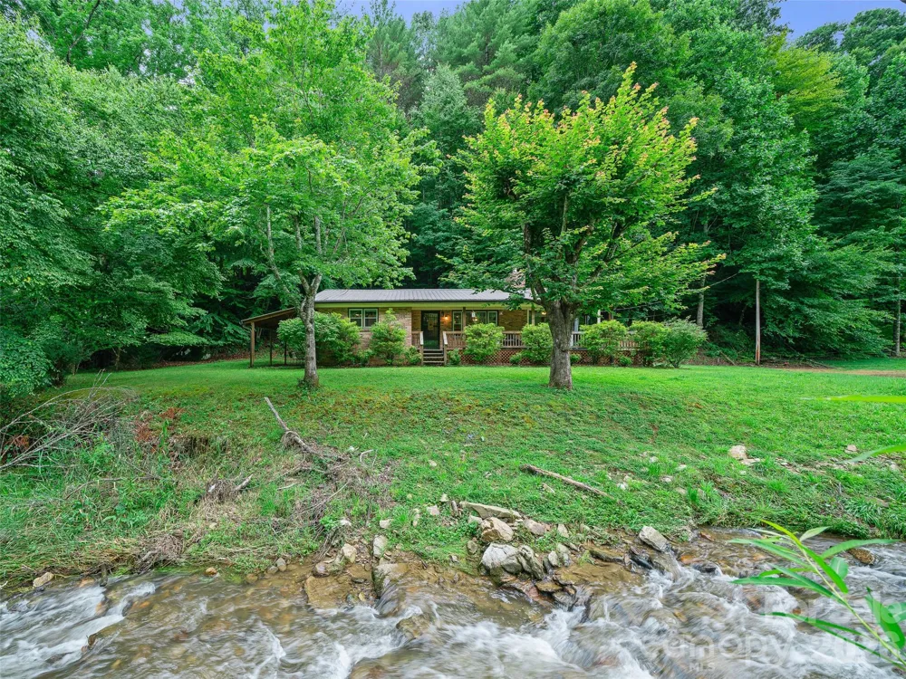 915 Little Creek Road Burnsville, NC 28714