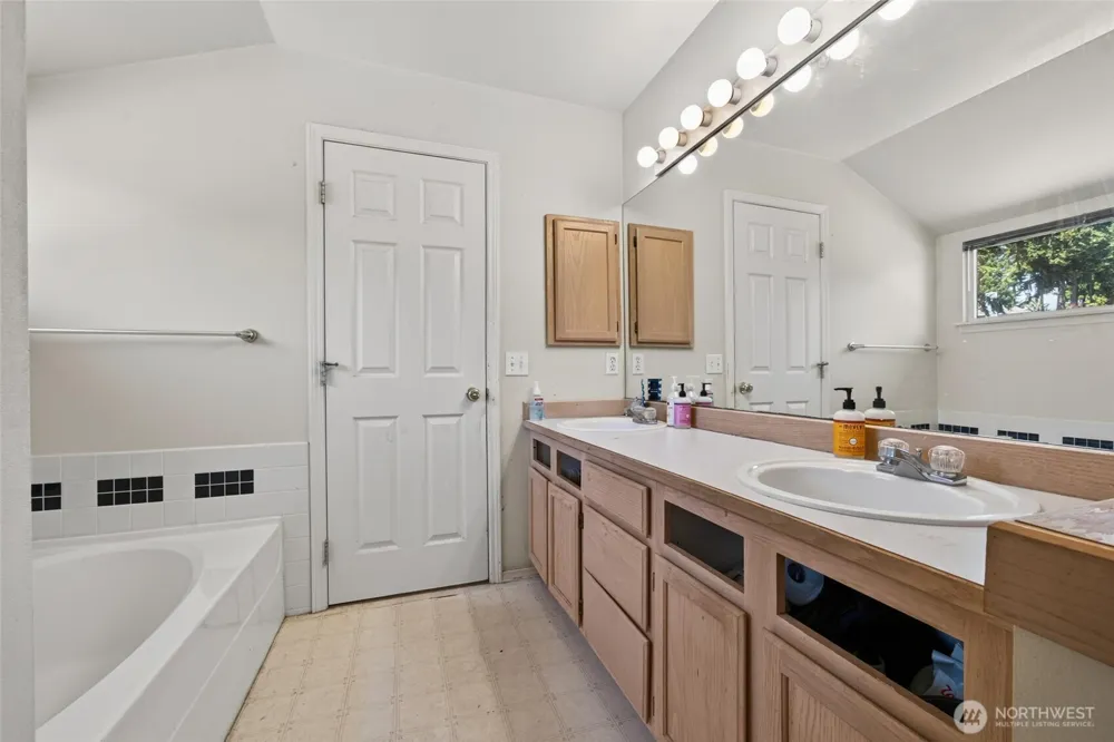 12516 SE 225th Court Kent, WA 98031